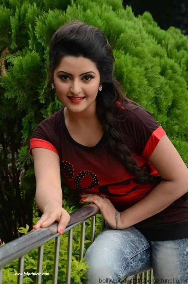 Beautiful Bangla Village 2022 Girl Showing Boobs