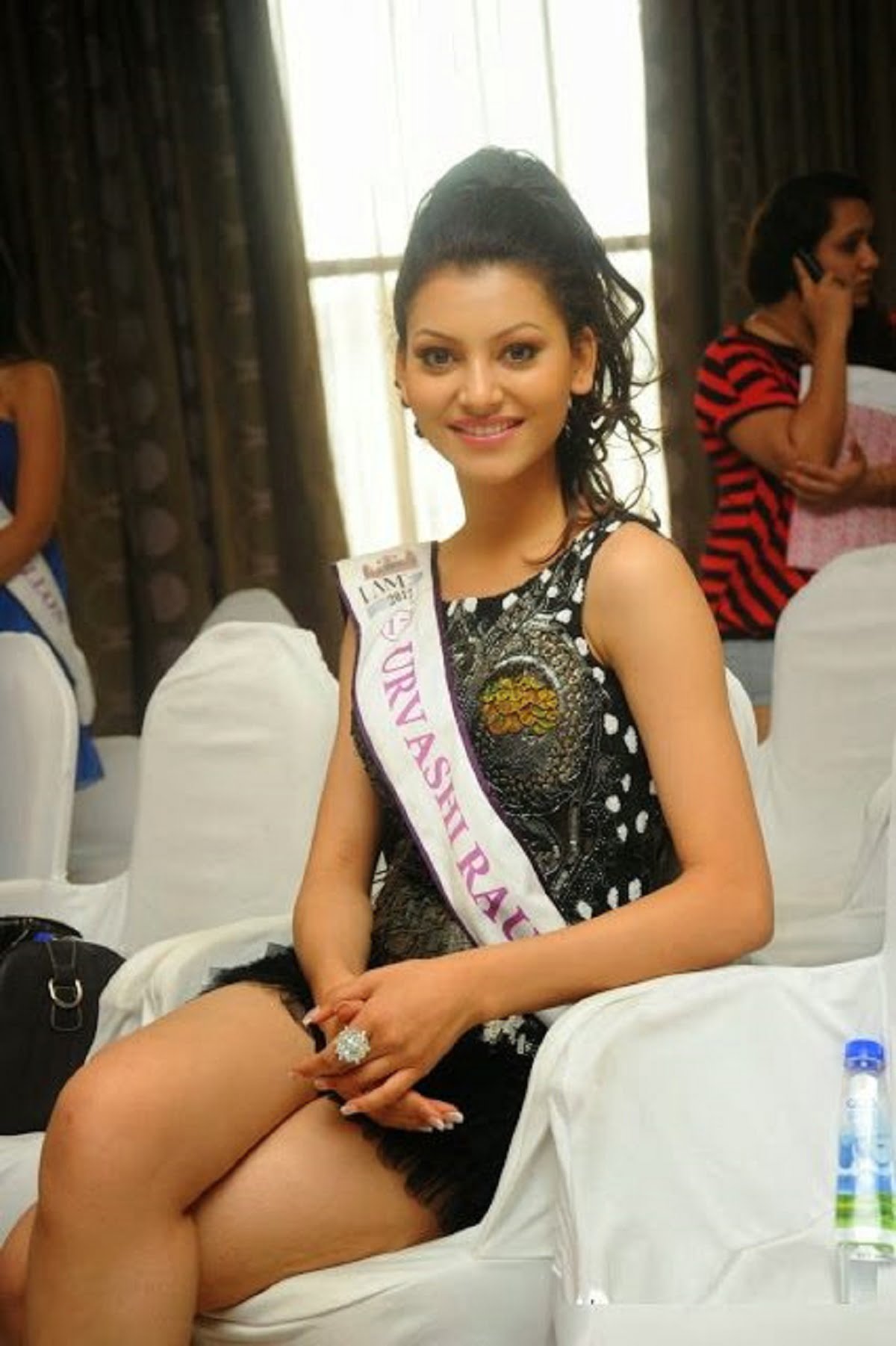 urvashi-rautela-HD-wallpapers (1)