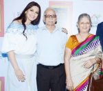 Sonali Bendre with her parents