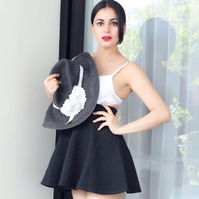 Soniye Heeriye girl Shraddha Arya HD Wallpapers