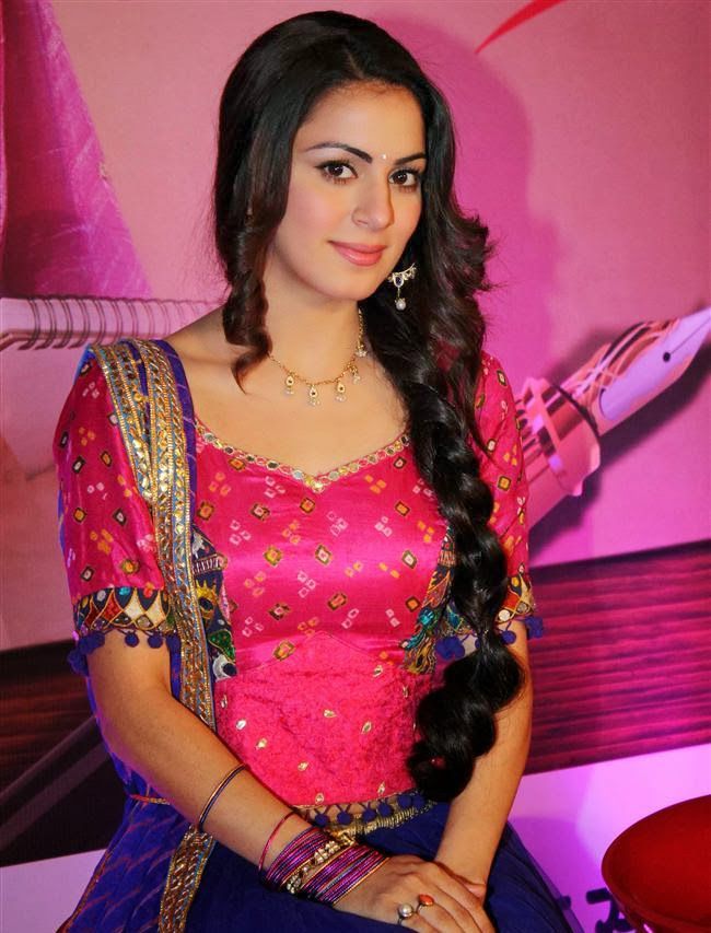 Soniye Heeriye Shraddha Arya HD Wallpapers