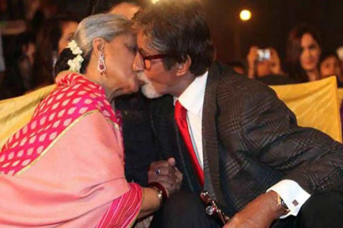 Amitabh Bachchan Kissed Jaya Bachchan in Public