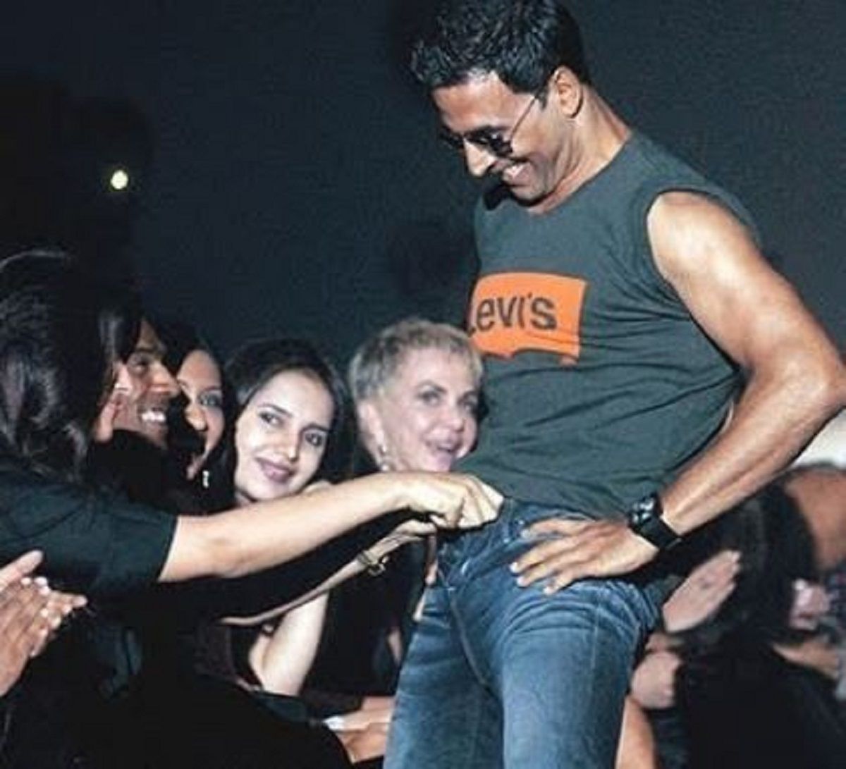 Twinkle khanna unbuttoning of Akshay Kumar's jeans Twinkle khanna unbuttoning of Akshay Kumar's jeans Bollywood Celebrity Scandals