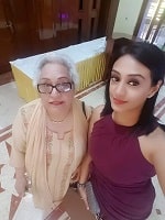 Manvi Taneja with mother