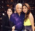 Shilpa Shetty and Shamita Shetty with father Surendra Shetty
