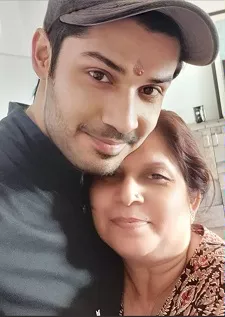 abhishek sharma with mother