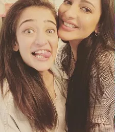 akshara haasan with shruti haasan