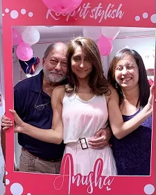 anusha dandekar with parents shashidhar dandekar and sulabha dandekar