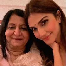 nupur chopra with mother dimpy kapoor
