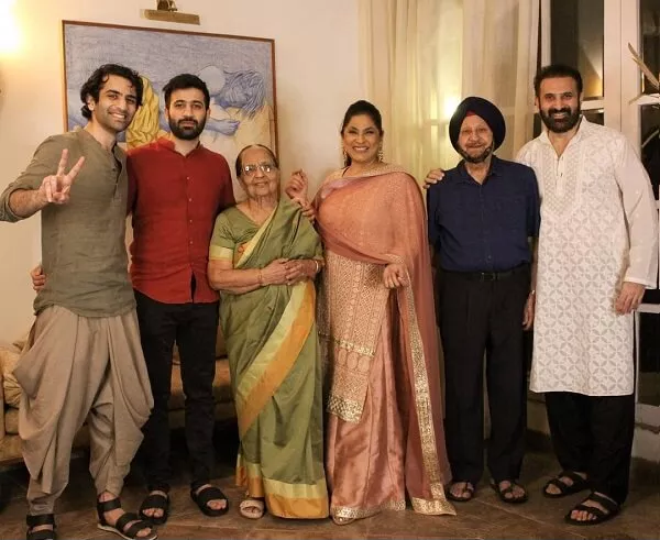 Aaryamann Sethi’s family picture