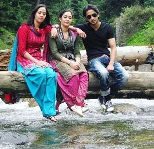 shaheer sheikh with sisters