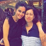 shibani dandekar with mother sulabha dandekar