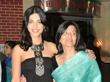 shruti haasan with mother sarika thakur