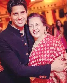 sidharth malhotra with mother rimma malhotra