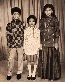 sunil shetty childhood picture with sisters
