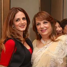 sussanne khan with mother zarine katrak khan