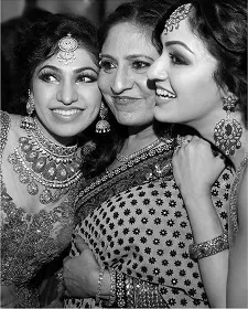 tulsi kumar with her mother sudesh kumari and sister khushali kumar