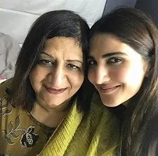 vaani kapoor with her mother dimpy kapoor