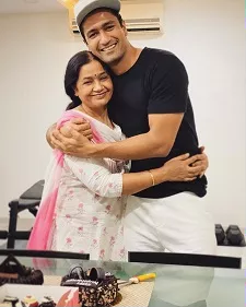 vicky kaushal with mother veena kaushal