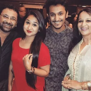 zahara sethjiwala family picture