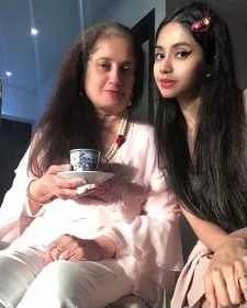 ada malik with mother anju malik