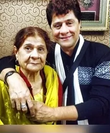 arjun feroz khan with his mother