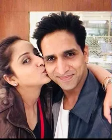 arslan goni with sister saltanat goni