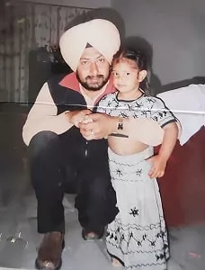 harnaaz sandhu childhood picture with father pritam singh sandhu
