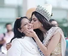 harnaaz sandhu with mother ravinder kaur sandhu