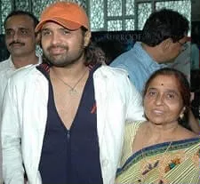 himesh reshammiya with his mother madhu reshammiya