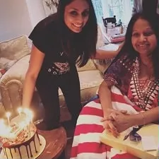 isa guha with mother roma guha
