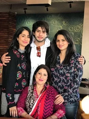 jibraan khan with mother and sisters