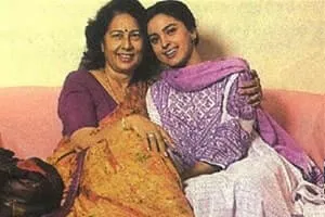 juhi chawla with mother mona chawla