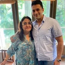 kiran salaskar with mother veera salaskar