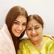 kriti sanon with mother geeta sanon