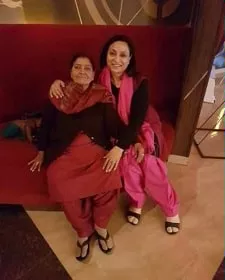 neena nautiyal with mother