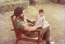 nimrat kaur childhood picture with father bhupender singh