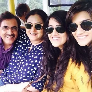 nupur sanon and kriti sanon with parents