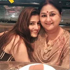 nupur sanon with mother geeta sanon