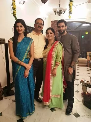 pankhuri gidwani family picture