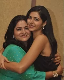 pankhuri gidwani with mother anita gidwani