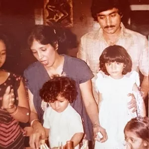 parveen shahani childhood picture with parents and siblings