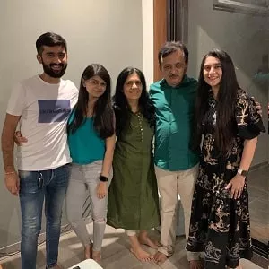 puja pabari family picture