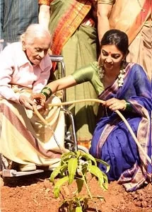 radhika apte with grandmother madhumalati apte