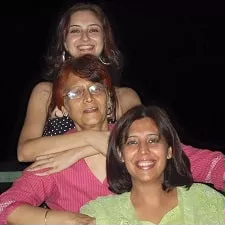 saumya tandon with mother and sister