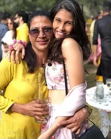 shivani tijori with daughter samara tijori