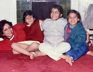 shwetambari soni childhood picture with her mother and siblings