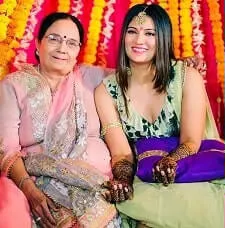 sonia kapoor reshammiya with mother