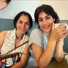 sonia rathee with her mother usha rathee