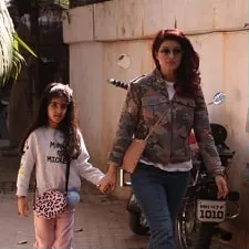 twinkle khanna with daughter nitara